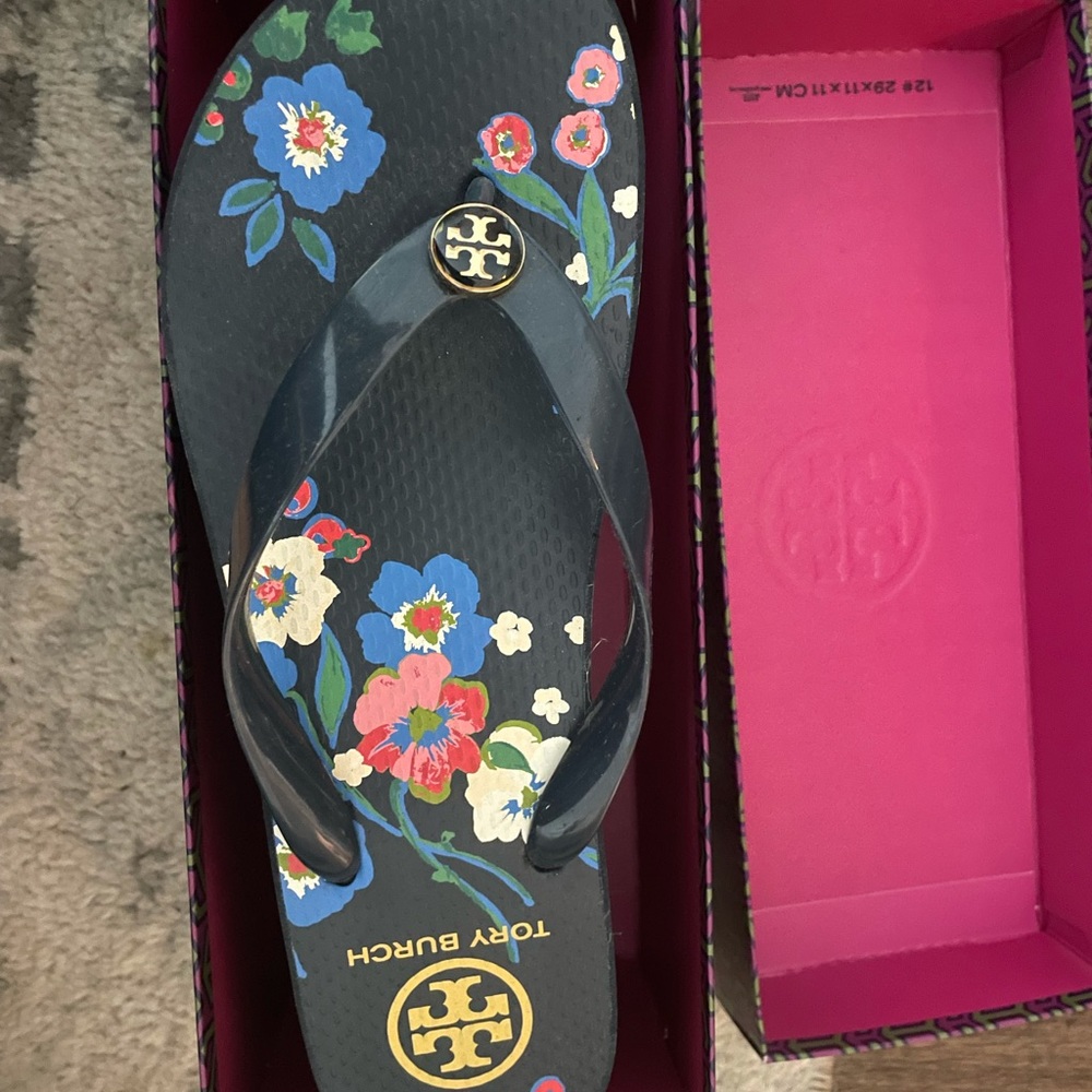 BRAND NEW NEVER WORN Tory Burch flip flops size 9